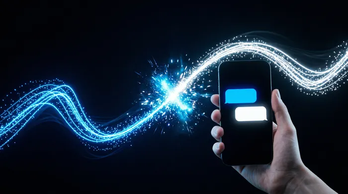 Une personne utilisant un PC portable dans une pièce sombre, avec une icône représentant un hacker et un cadenas affichés à l'écran, illustrant une menace de cybersécurité.